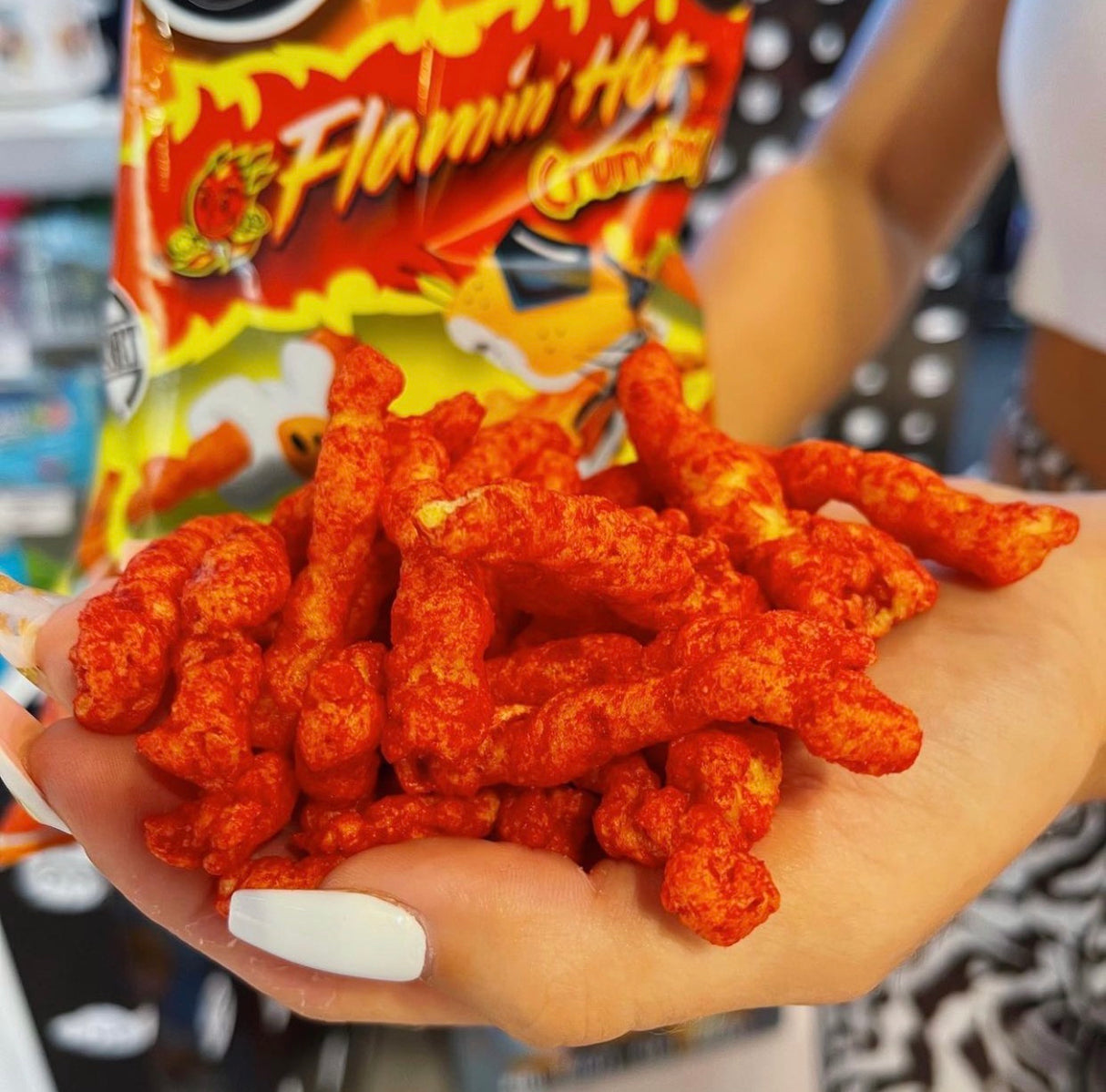 Cheetos Crunchy Flamin' Hot 226g Ablaufdatum: MHD 31.10.22 - Sweet Dreams